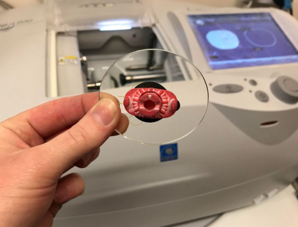Understanding the Lens Glazing Process: A Step-by-Step Guide – Tec Labs